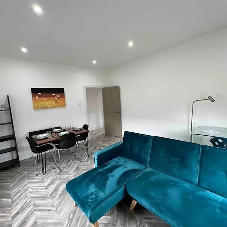 Sleek & Stylish Spacious Near Centre *