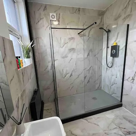 Sleek & Stylish Spacious Near Centre Leeds (West Yorkshire)