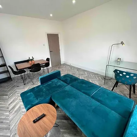 Sleek & Stylish Spacious Near Centre *