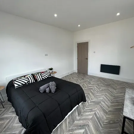 Sleek & Stylish Spacious Near Centre Апартаменти