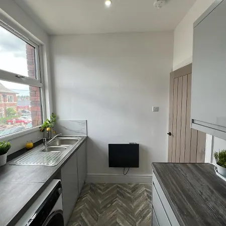 Апартаменти Sleek & Stylish Spacious Near Centre