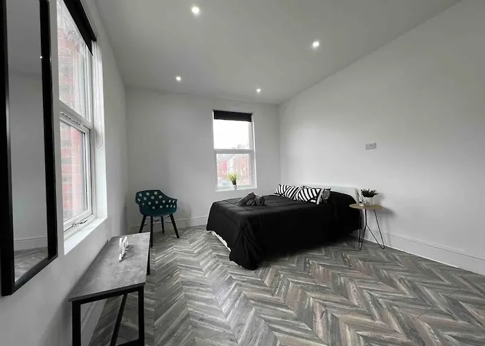 Sleek & Stylish Spacious Near Centre Apartment *