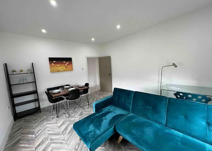 Sleek & Stylish Spacious Near Centre *