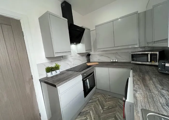 Sleek & Stylish Spacious Near Centre Apartment *