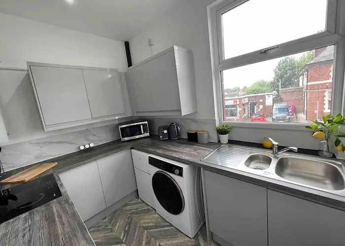 Sleek & Stylish Spacious Near Centre Apartment