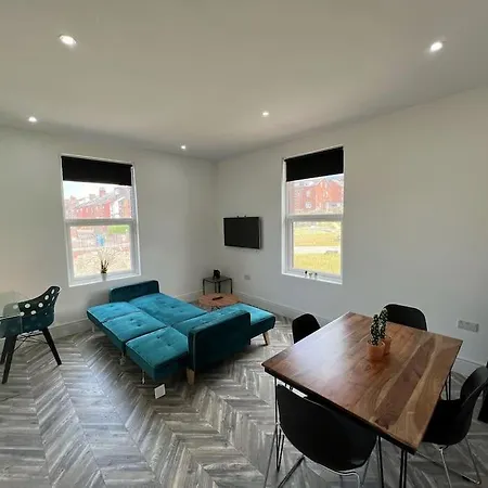 Апартаменты Sleek & Stylish Spacious Near Centre Лидс