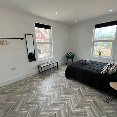 Sleek & Stylish Spacious Near Centre Апартаменты Лидс