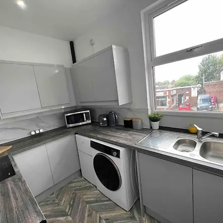 Sleek & Stylish Spacious Near Centre Апартаменты