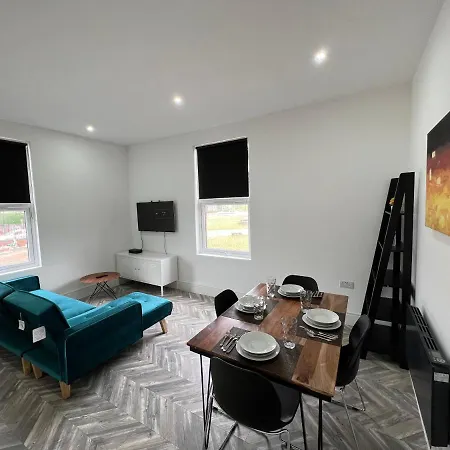Апартаменты Sleek & Stylish Spacious Near Centre
