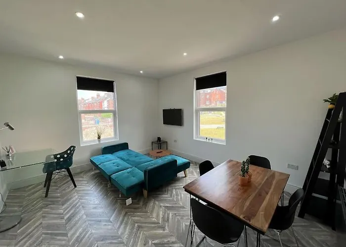 Апартаменти Sleek & Stylish Spacious Near Centre Лідс