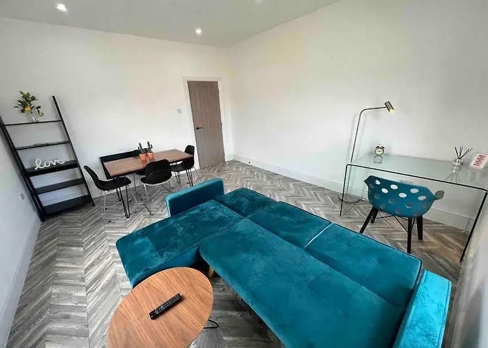 Sleek & Stylish Spacious Near Centre *