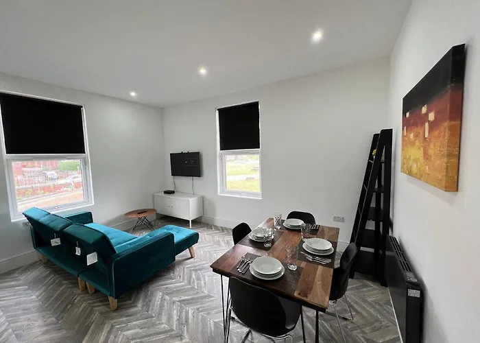 Апартаменти Sleek & Stylish Spacious Near Centre