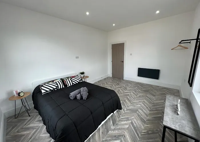 Sleek & Stylish Spacious Near Centre Апартаменти