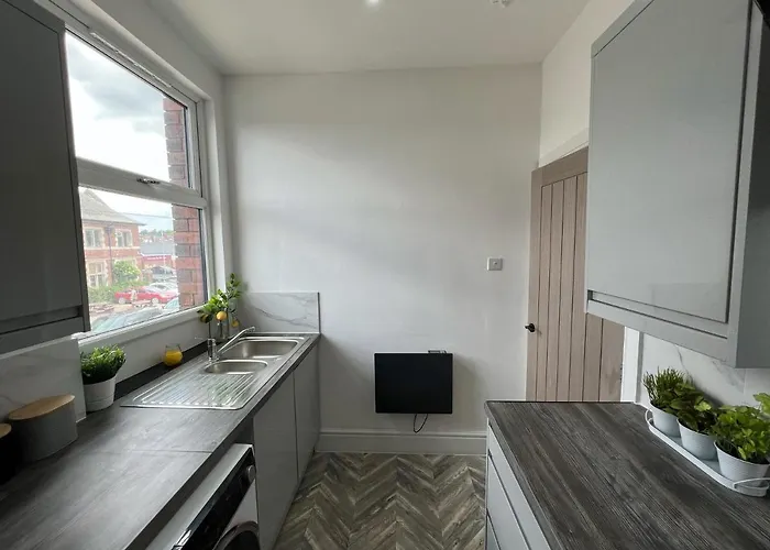 Апартаменти Sleek & Stylish Spacious Near Centre