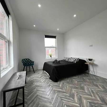 Sleek & Stylish Spacious Near Centre Apartment *