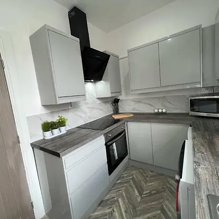 Sleek & Stylish Spacious Near Centre Apartment *